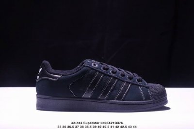 160 Ad Originals Superstar 经典复古贝壳头板鞋 Ji3538 诞生于1969年 是第一双将全皮面鞋 身与橡胶鞋头结合在一起的低帮篮球鞋