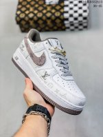 公司级带半码耐克nike Air Force 7 空军一号低帮百搭休闲运动板鞋。柔软、弹性十足的缓震性能和出色的中底设计，横跨复古与现代的外型结合，造就出风靡全