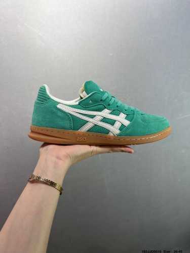 hay X Asics Skyhand Og 复古板鞋 Asics 亚瑟士 是日本实业家鬼家喜八郎创立的跑鞋运动品牌，名字想法源自著名的拉丁谚语“Animasa