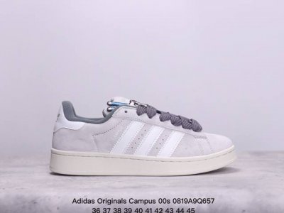 全真猪八 区别市面普通翻毛皮 adidas 阿迪达斯 男女鞋，升级原楦开发版型，采用猪巴革组合纤维革鞋面材质，内嵌欧索莱ortholite 混合 再生 鞋垫，外