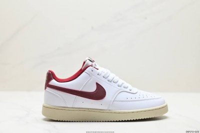 真标nike Court Vision Low 低帮百搭透气休闲运动板鞋，经典耐用的设计，兼顾舒适脚感和出众风范，演绎匠心之作。结构性的支撑贴合感结合复古篮球设