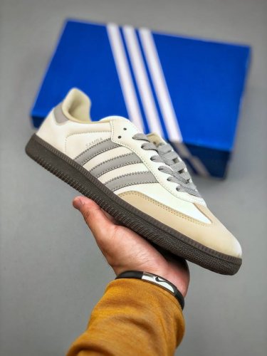 Adidas Original Samba Og 此款以简约大方的造型设计，给人以随性休闲的时尚格调，穿着舒适轻便，运动灵活自如，满足日常个性穿搭。货号：Jh7