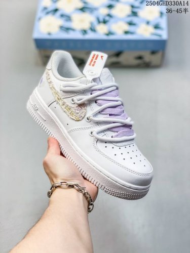 公司级带半码耐克Nike Air Force 1’07 Low空军一号低帮百搭休闲运动板鞋。柔软、弹性十足的缓震性能和出色的中底设计，横跨复古与现代的外型结合，