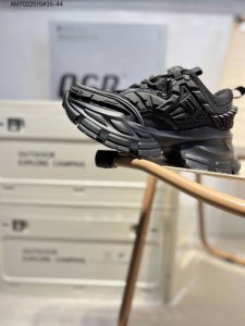 Ogr 限定国潮2024限定款 采用橡胶3D机甲壳设计 厚底增高时尚低帮情侣鞋 增持时尚理性风格彰显特立独行 柔糯羊皮垫脚 回弹轻灵舒爽透气 5Cm老爹厚底 视