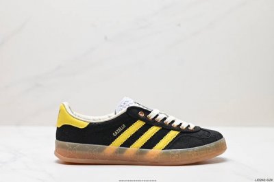 公司级重磅联名 Adidas｜Gucci 三叶草logo与标志性三条杆为设计元素 将其与独属于的gucci 双方选择adidas Originals经典鞋型 G