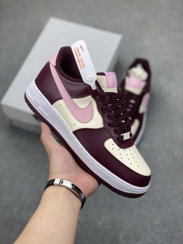 工厂套现 福利特价110 原本地200版本 Nike Air Force 1 Low 空军一号低帮百搭休闲运动板鞋。柔软、弹性十足的缓震性能和出色的中底设计，横