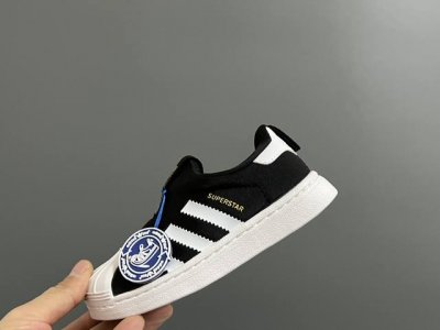 ad 专G版贝壳头经典一脚蹬儿童运动鞋 Size：22-35码 经典款一脚蹬是童鞋的鼻祖，空气棉鞋面材质，一体式软贝壳头鞋底很好的保护了容易磕碰的小脚丫，鞋底蜂