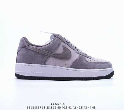 公司级耐克nike Air Force 1 Low 空军一号低帮百搭休闲运动板鞋。柔软、弹性十足的缓震性能和出色的中底设计，横跨复古与现代的外型结合，造就出风靡