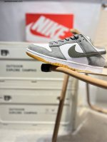 耐克Nike Dunk Low 板鞋Sb系列经典百搭休闲运动板鞋加厚鞋舌的填充 使舒适性大大提升 同时也更方便穿脱中底部分则加入了脚感柔软舒适Zoomair气垫