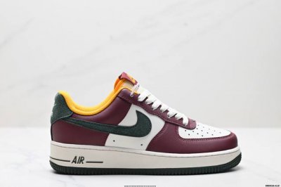 真标耐克Nike Air Force 1“07空军一号低帮百搭休闲运动板鞋。柔软、弹性十足的缓震性能和出色的中底设计，横跨复古与现代的外型结合，造就出风靡全球三