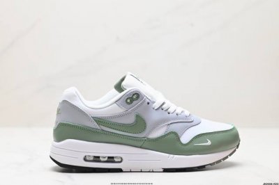 公司级nike Air Max 1 耐克气垫 缓震 耐磨运动鞋 鞋身材质均选择皮革 织物 麂皮多种材质覆盖 保证质感的前提下 层次感也相当不错 带有开窗式 Ai
