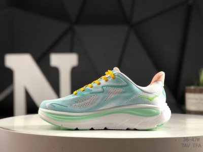 Hoka M Clifton 10 全新配色 这个品牌来自于新西兰的毛利语，Hoka表示大地，One One表示飞越，连起来就是飞越地平线，One One不是读