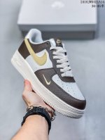 公司级带半码耐克nike Air Force 7 空军一号低帮百搭休闲运动板鞋。柔软、弹性十足的缓震性能和出色的中底设计，横跨复古与现代的外型结合，造就出风靡全