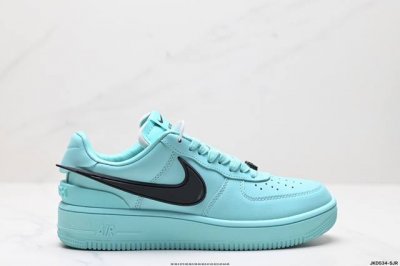 公司级ambush X Nk Air Force 1‘07 Low ”Phantom“ 联名款 空军一号低帮休闲板鞋 #鞋款鞋身以及内衬均采用了纯色皮革打造，标