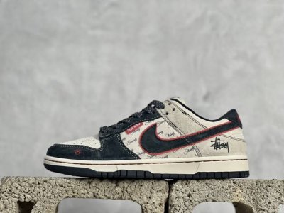 放店私 Nk SB Dunk Low 斯图西联名-弹幕藏蓝勾 周年高端定制 低帮休闲板鞋 DQ1098-520 #定制鞋盒 大厂纯原品质出货 超高清洁度 皮料切