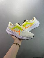 特价Nike Air Zoom Pegasus 登月跑鞋 网面透气跑步鞋 兼顾迅疾外观和稳固脚感 后跟覆面和中足动态支撑巧妙融合 缔造稳定顺畅的迈步体验 采用密