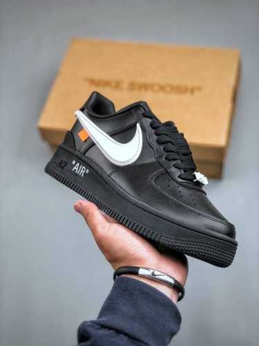 Off-White X Nike Air Force 1 Ow联名空军一号 黑白勾配色 鞋款延续了此次联名的设计风格，整体以黑色为主调，鞋身内侧同样印有大面积标