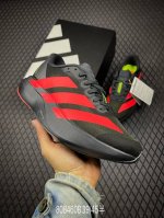 b Ad Adizero Evo Sl M 阿迪超轻透气缓震跑鞋 以令人难以置信的138克重量，刷新了跑鞋轻量化的记录，阿迪在材料科学和工艺技术上的深厚积累。