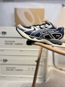 Asics Gel-Inmbus 10.1亚瑟士经典跑鞋 如今机能风和户外风吹得正劲，便是主打“Urban Outdoor机能越野风格”，城市和户外场景都能轻松