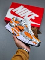 nike V5 Rnr 公司级舒适百搭防滑耐磨 低帮跑步鞋 舒适有型适合日常穿着 该鞋款延续千禧年经典设计搭载泡绵中底厚实而轻盈 匠心细节巧搭立体耐克勾标志焕新