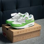 Nike Air Max 1 耐克气垫 缓震 耐磨运动鞋 鞋身材质均选择皮革 织物 麂皮多种材质覆盖 保证质感的前提下 层次感也相当不错 带有开窗式 Air M