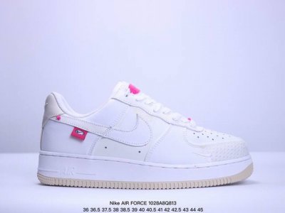 公司级耐克Nike AIR FORCE 1‘07 LV8 空军一号低帮百搭休闲运动板鞋。柔软、弹性十足的缓震性能和出色的中底设计，横跨复古与现代的外型结合，造就