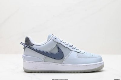 真标Ambush X Nk Air Force 1‘07 Low Sp 空军一号联名标志性的Swoosh延伸至鞋跟之外 鞋舌和鞋垫上印有Ambush品牌标志 整