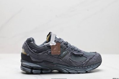 公司级new Balance 2002R 复古单品 热门复古鞋型new Balance 2002R，近日又曝出一款全新配色并释出官图。整双鞋采用棕色和米色主打，