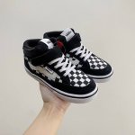 万斯VANS高帮 尺码25-37 Vans真的是滑板鞋颜值NO.1了。高弹力鞋面，穿起来不会磨脚。魔术贴设计更好穿脱，这双鞋秋冬还有个好处护脚踝，不会受凉！！