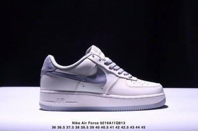 公司级耐克Nike Air Force 1“07空军一号低帮百搭休闲运动板鞋。柔软、弹性十足的缓震性能和出色的中底设计，横跨复古与现代的外型结合，造就出风靡全球
