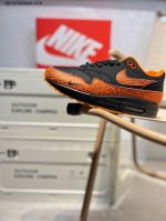 230 Nk Air Max 1 初代复古气垫慢跑鞋 由Tinker Hatfeld和Mark Parker在1987年设计 灵感来自于巴黎蓬皮杜中心 Tink