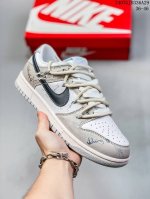 公司级nk Sb Dunk Low 解构抽绳绑带低帮滑板鞋 采用全皮革结构，搭配网眼鞋舌和衬里，带有动感的swoosh标志、泼墨中底以及图案鞋舌和鞋垫。 货号：