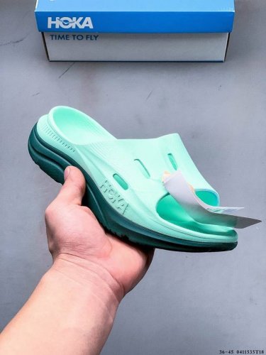 Hoka One One 夏季新款百搭沙滩拖鞋 Hoka在超厚中底方面的积累 让它跑在了其他厂商的前面 推出的沙滩拖鞋以缓震和轻量的优势 得到众多跑者的青睐！