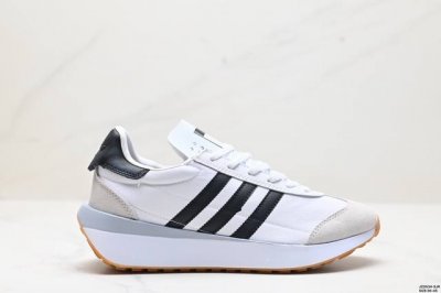 阿迪达斯 Adidas Xlg 生胶厚底 秀气大方的鞋型 气质修身。以现代设计融合复古跑步和足球风，采用锦纶和绒面革鞋面，灵感源自70年代 Country跑鞋设