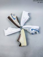 公司级带半码 耐克Nike Air Force 1“07空军一号低帮百搭休闲运动板鞋。柔软、弹性十足的缓震性能和出色的中底设计，横跨复古与现代的外型结合，造就出