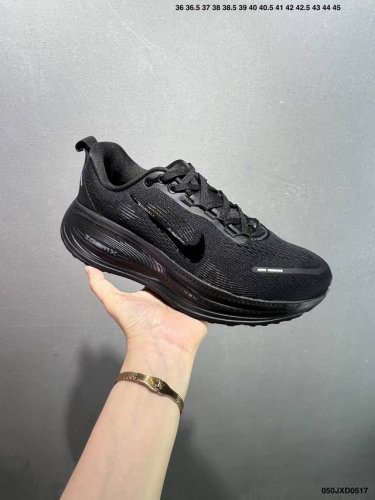 公司级Nk Air Zoom Vomero 18 轻便舒适公路跑步鞋 Hm6803-001 质感柔软 弹力充沛 助力一路畅跑 乐享不停 厚实泡绵缔造舒适的回弹效