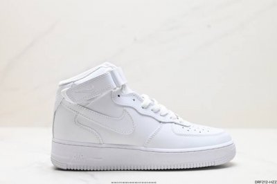 真标耐克nike Air Force 1 Mid 07 空军一号高帮百搭休闲运动板鞋。柔软、弹性十足的缓震性能和出色的中底设计，横跨复古与现代的外型结合，造就出
