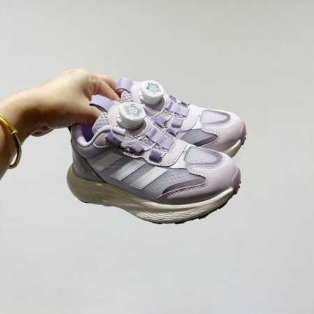 阿迪旋转钮扣单网儿童运动鞋 Size：26-37码 经典三条纹锁扣 老爹款式设计，百搭又时髦 优质面料拼接，质感满满 耐磨防滑轮胎底，脚感超赞 旋转扣设计，方便 - 点击图像关闭
