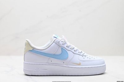 真标耐克nike Air Force 7空军一号低帮百搭休闲运动板鞋。柔软、弹性十足的缓震性能和出色的中底设计，横跨复古与现代的外型结合，造就出风靡全球三十多年