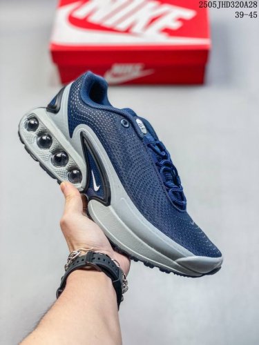 童鞋 Nike 耐克 Nike Air Max plus是Nike旗下另类鞋款的代表 Tn 它诞生于1996年 是第一款使用Tunedair气垫的跑鞋 其特点就
