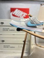 耐克Nike Dunk Low 板鞋Sb系列经典百搭休闲运动板鞋加厚鞋舌的填充，使舒适性大大提升，同时也更方便穿脱中底部分则加入了脚感柔软舒适Zoomair气垫