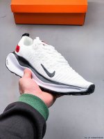 集图 Nike Reactx Infinity Run 4 马拉松轻便跑步鞋 轻量鞋面搭配位于足弓处的全新板带设计，细致包裹双脚，为Nike飞马带来更稳固可靠的