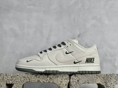 史诗级 Nike Dunk Low 军绿三勾 此款鞋采用近几年比较流行的版型设计，外观时尚大气，鞋底采用耐磨的材质，穿上它，让您在平时生活和工作中都会感觉到舒适