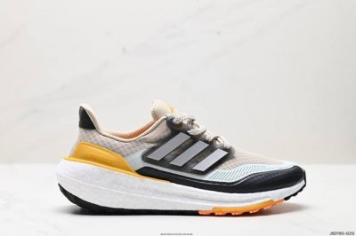公司级阿迪达斯adidas Ultraboost Light 全掌爆米花休闲运动跑鞋。采用网材搭配反光皮革鞋面，配上stretchweb网格外底和boost中底