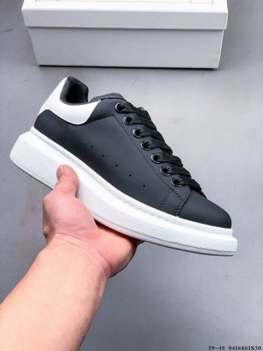 Alexander Mcqueen 麦昆 经典款 想不出有任何理由不收它！面料采用进口丝绸亚光原版牛皮 最新材料 水染羊皮内里，牛皮垫脚 原版大底 回弹度极佳