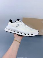 on昂跑系列 鞋面采用一体成型布料 有弹性非常透气 鞋底是镂空设计 运用了Cloudtilt专利技术 弹力十足 毫无负重感 适合日常长距离行走或者休闲旅游 跑步