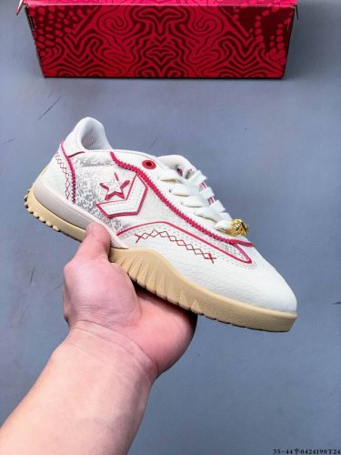 公司级！Converse匡威男女鞋Runstar Trainer蛇年德训休闲低帮板鞋 这双匡威Runstar Trainer蛇年限定版，融合了复古与潮流。鞋面采