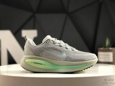 真标带半码耐克 Nike Vomero 18 舒适减震防滑 低帮跑步鞋 全掌Reactx泡绵中底 前掌和后跟还配备了Air Zoom气垫单元 据说跑起来更快更舒