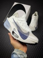 c 公司级Nike Air Zoom Alphafly Next%3 Proto整体采用前作的设计语言，并且对后者的细节进行升级，马拉松和长距离路跑的性能极限设
