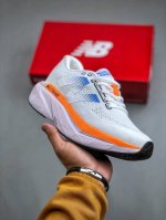 new Balance Nb 男女鞋rc Elite系列马拉松专业竞速碳板跑步鞋。搭载全新升级的全脚掌，Fuelcell科技中底，其优秀的疾速回弹性能有助于迅速